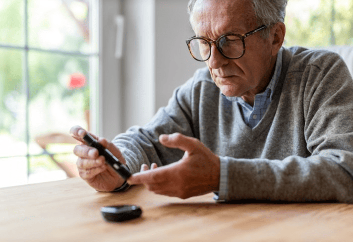 älterer Mann mit Diabetes