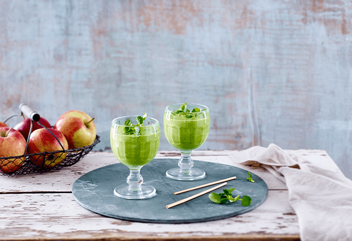 gruener-stoffwechsel-shake-in-cocktail-glas