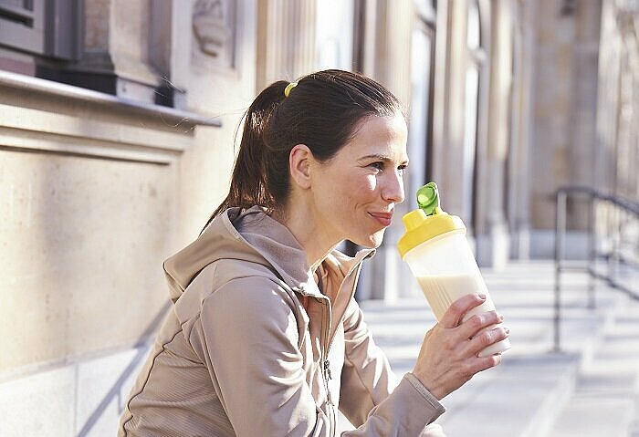 Frau trinkt einen Almased Shake wegen der hohen biologischen Wertigkeit