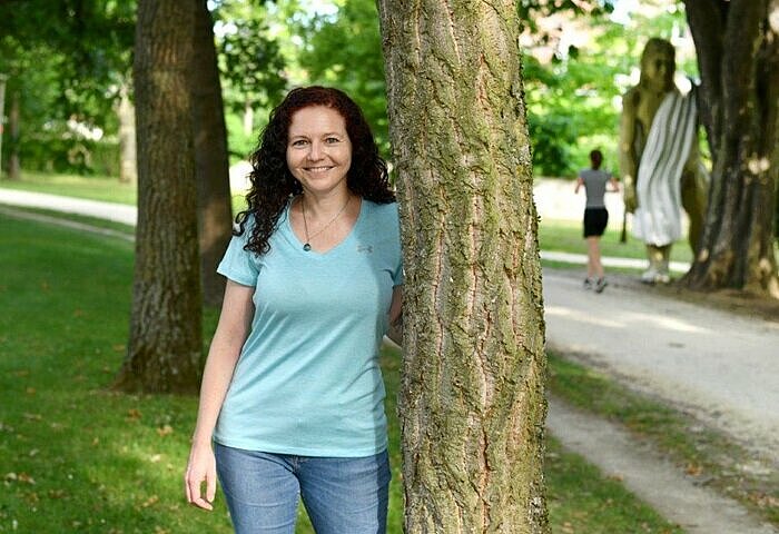 Frau, die mit Abnehmshakes abgenommen hat posiert im Park