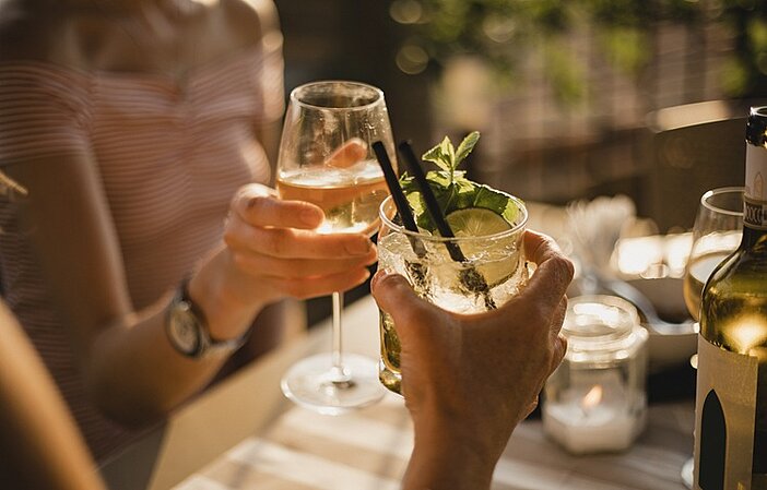 paar-stoesst-mit-alkoholischen-drinks-an