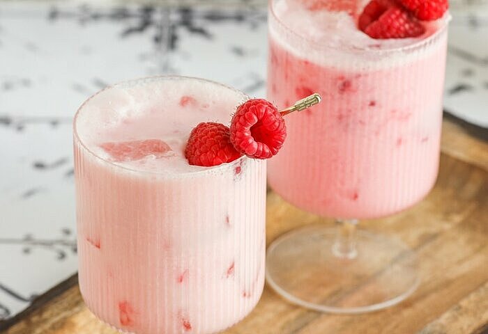 Himbeer Milchshake im Glas 
