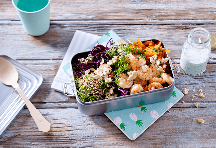 Diabetes-Gerichte-bunter-Quinoa-Moehrensalat-Garnelen-Sprossen-Rotkohl