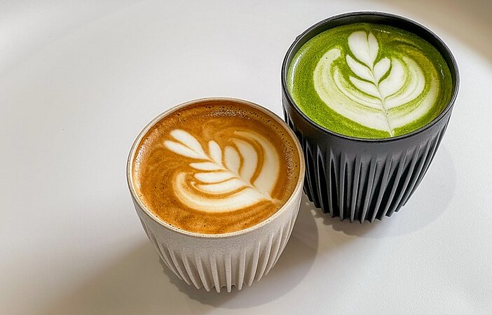 matcha-und-kaffee-mit-latte-art-um-stoffwechsel-anzuregen