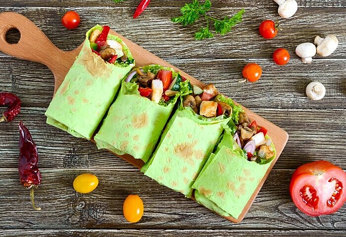 Diabetes-Gerichte-Low-Carb-Spinat-Wrap-gefüllt-mit-Gemuese-und-Haehnchen