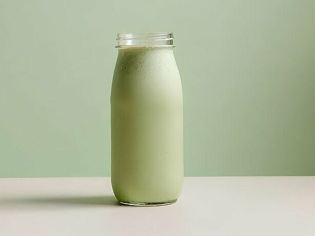 Grüner Protein Smoothie mit Früchten und GemüseGreen Berry Smoothie in der Glasflasche 