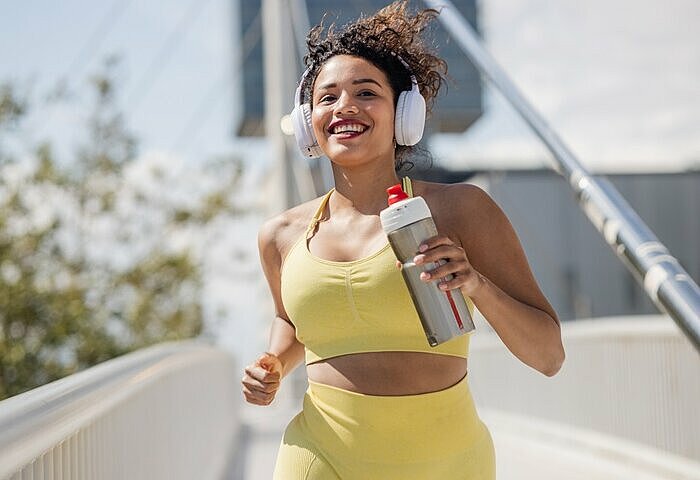 Junge Frau geht joggen für einen Stoffwechsel Boost