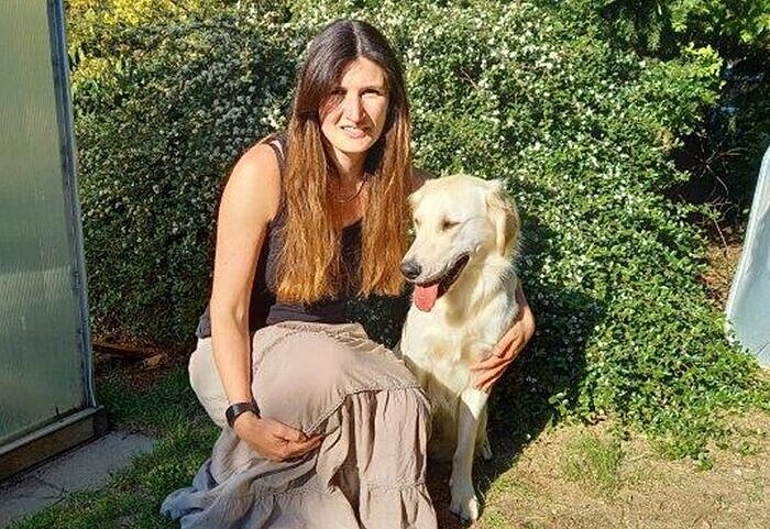 Junge Frau, die mit Abnehmshakes abgenommen hat, posiert mit Hund