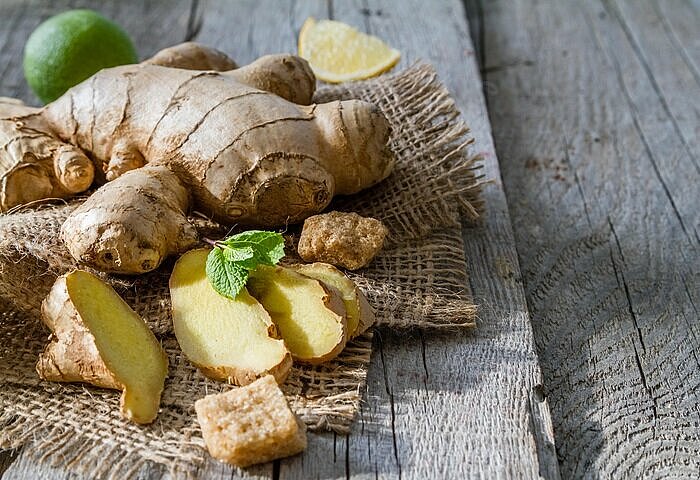 Ingwer Knollen au Holzbrett als Stoffwechsel Booster