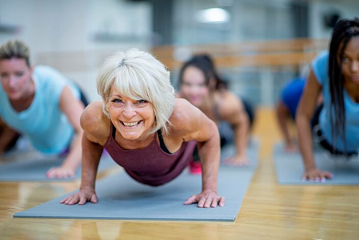 ältere Frau beim Yoga