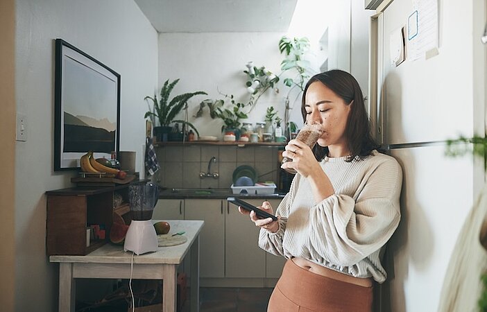Frau trinkt Abnehmshake