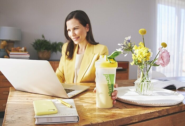 Frau-im-Homeoffice-trinkt-Proteinshake-zum-Abnehmen