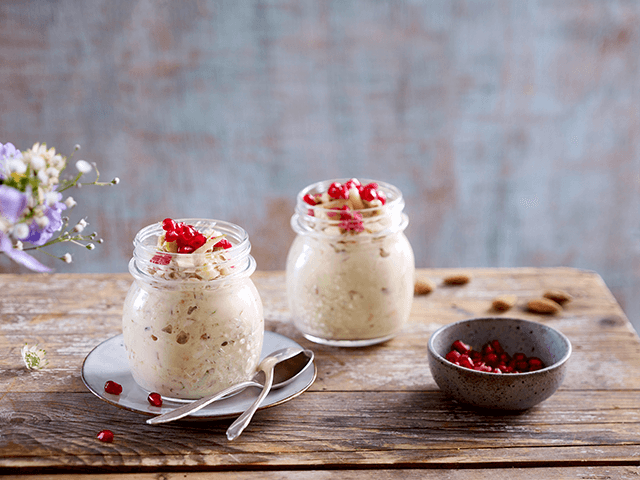 Overnight Oats mit ALmased, Mandeln, Apfel, Birne und Granatapfel