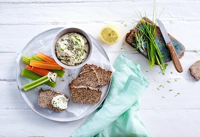 Protein-Dip-mit-Brot-und-Gemuese-auf-einem-Teller