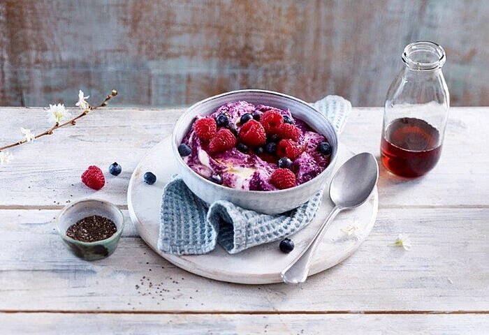 Skyr-mit-Beeren-und-Proteinpulver-zum-Abnehmen