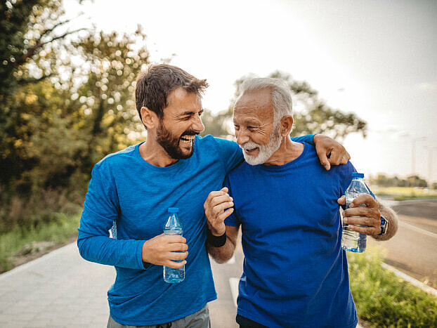 Vater und Sohn beim Sport mit Wasser