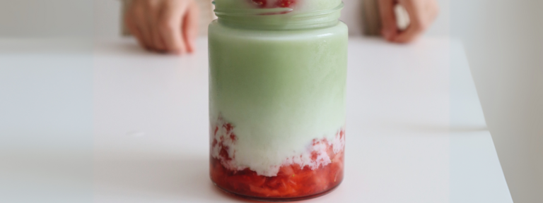Almased Iced Strawberry matcha 