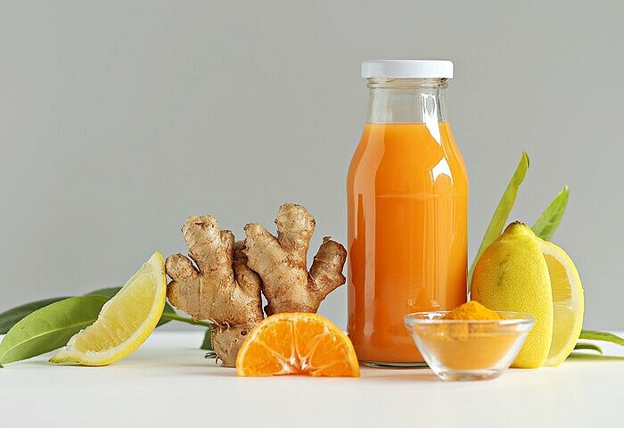 Stoffwechsel Booster Shake aus Zitrusfrüchten und Ingwer in Flasche