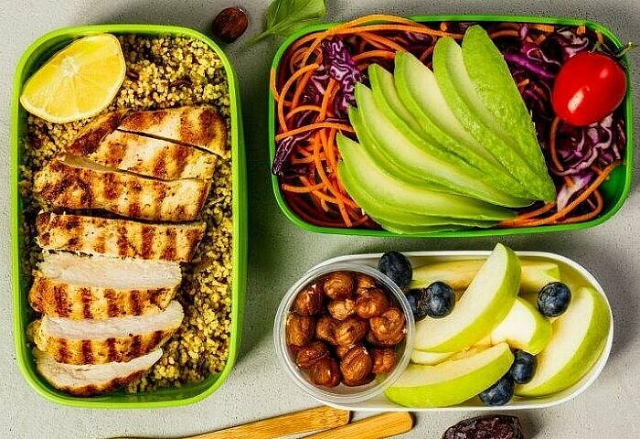 3 Lunchboxen mit verschiedenen Mahlzeiten, die eine hohe biologische Wertigkeit haben.