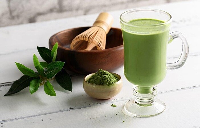 gruener-matcha-stoffwechsel-shake-mit-matcha-besen-und-pulver
