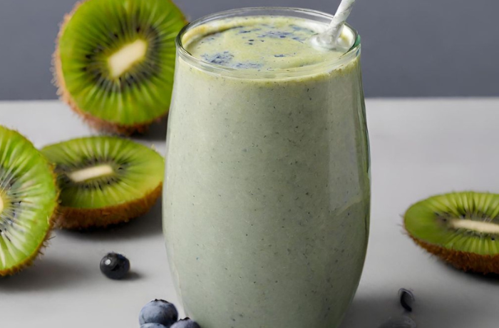 Grüner Shake mit Kiwi im Glas