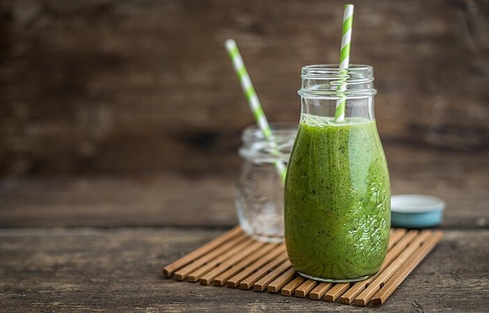 gruener-stoffwechsel-shake-in-glas-mit-strohhalm